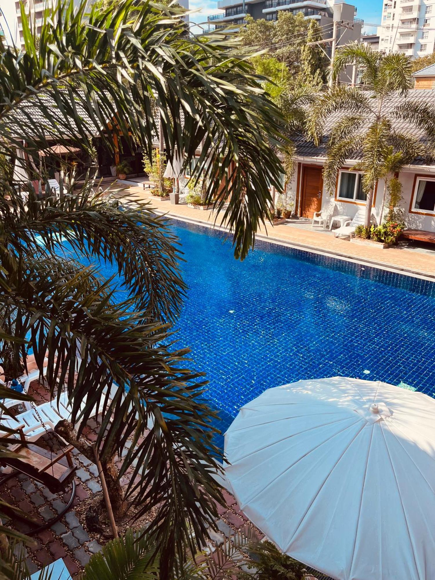 Paradise Land Resort Pattaya Bagian luar foto